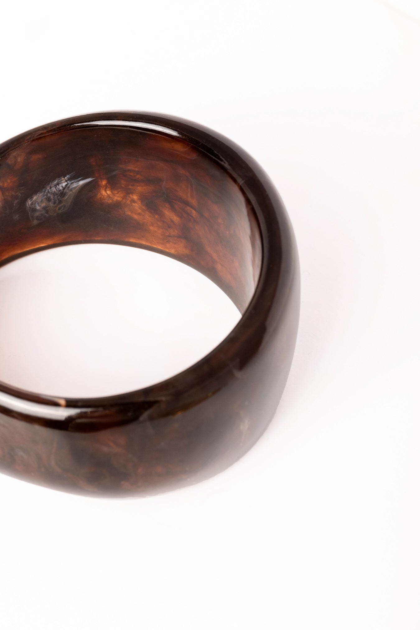 “Brazalete Lola fotografiado en vista frontal, mostrando su diseño ancho y efecto brillante.”
