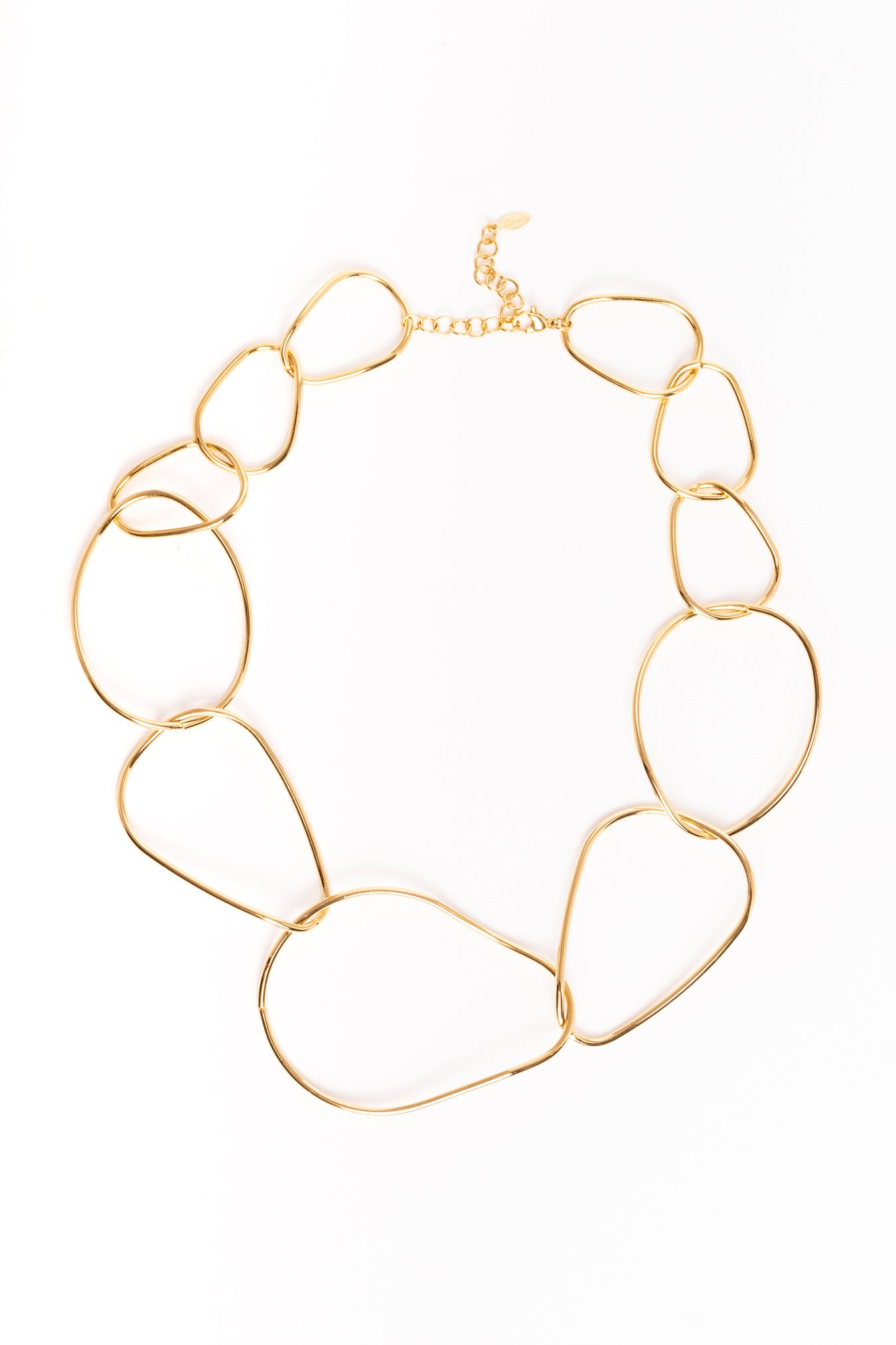 Collar dorado con eslabones irregulares sobre fondo blanco, mostrando el diseño completo.