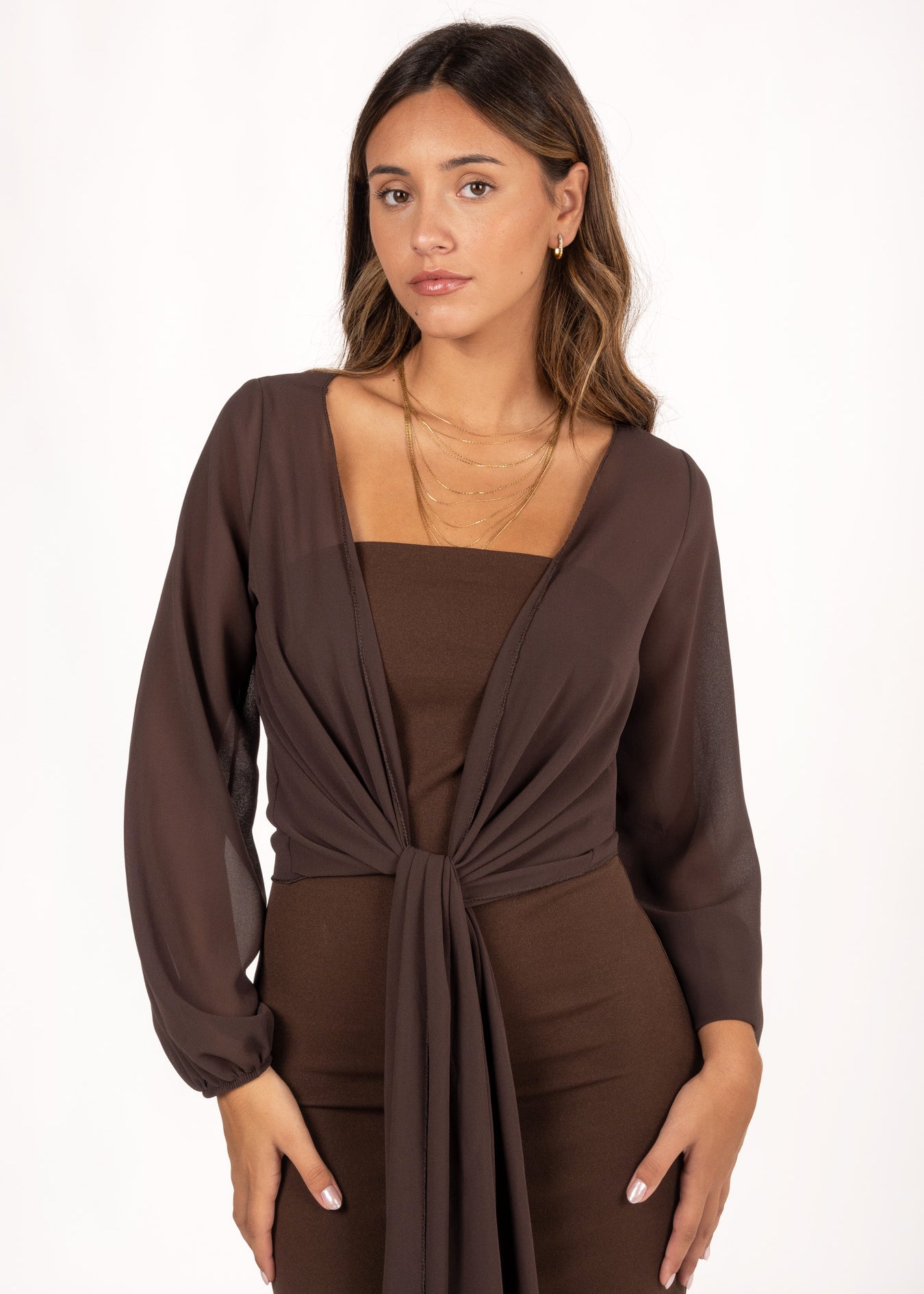 Bolero marrón para completar tu look de evento de otoño