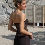 Vista posterior top bandeau largo marrón chocolate en tul con aplique dorado y copas incorporadas