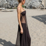 Vista lateral top bandeau largo marrón chocolate en tul con aplique dorado y copas incorporadas