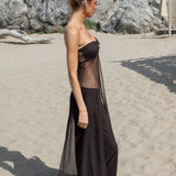 Vista lateral top bandeau largo marrón chocolate en tul con aplique dorado y copas incorporadas