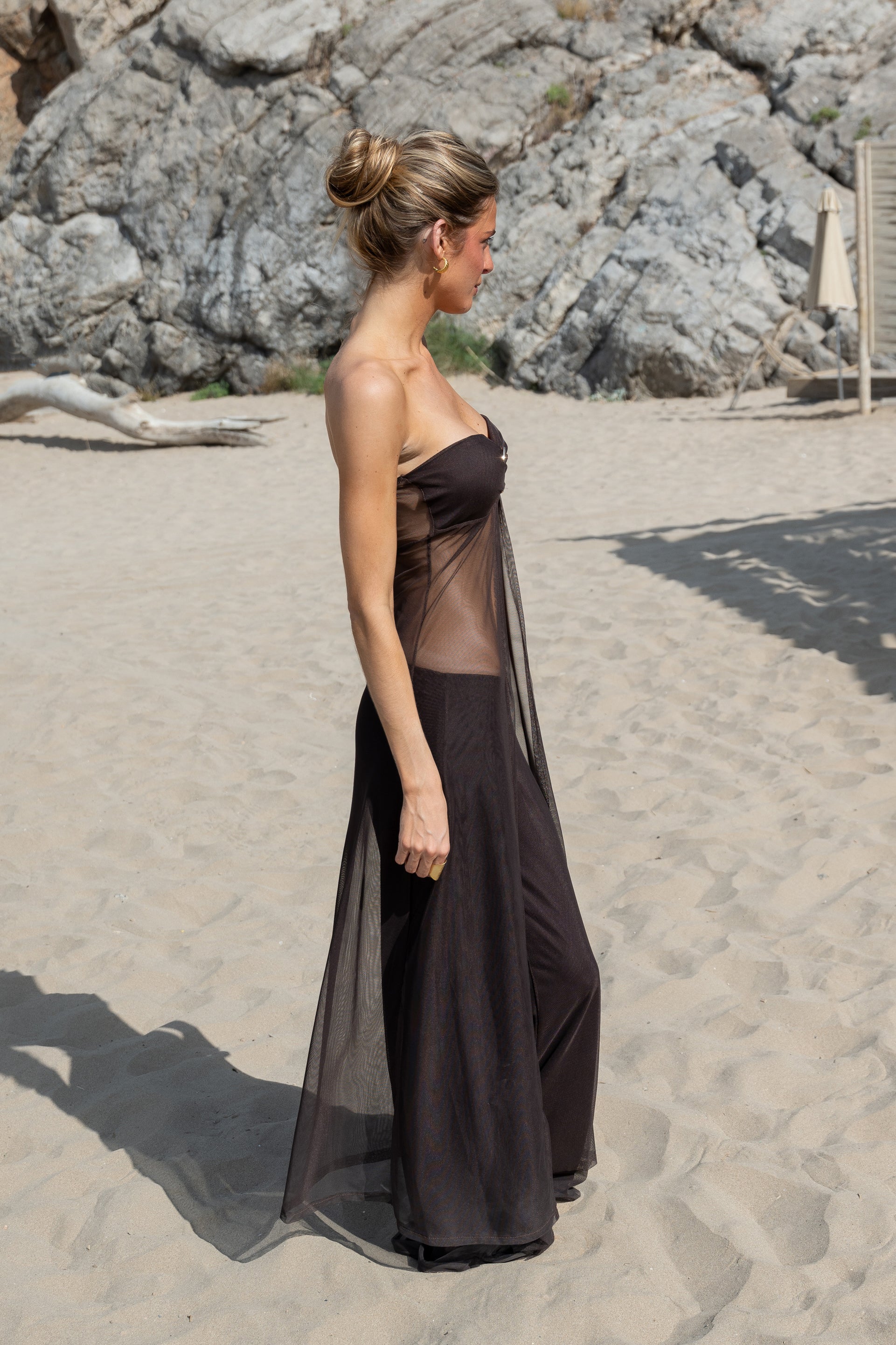 Vista lateral top bandeau largo marrón chocolate en tul con aplique dorado y copas incorporadas