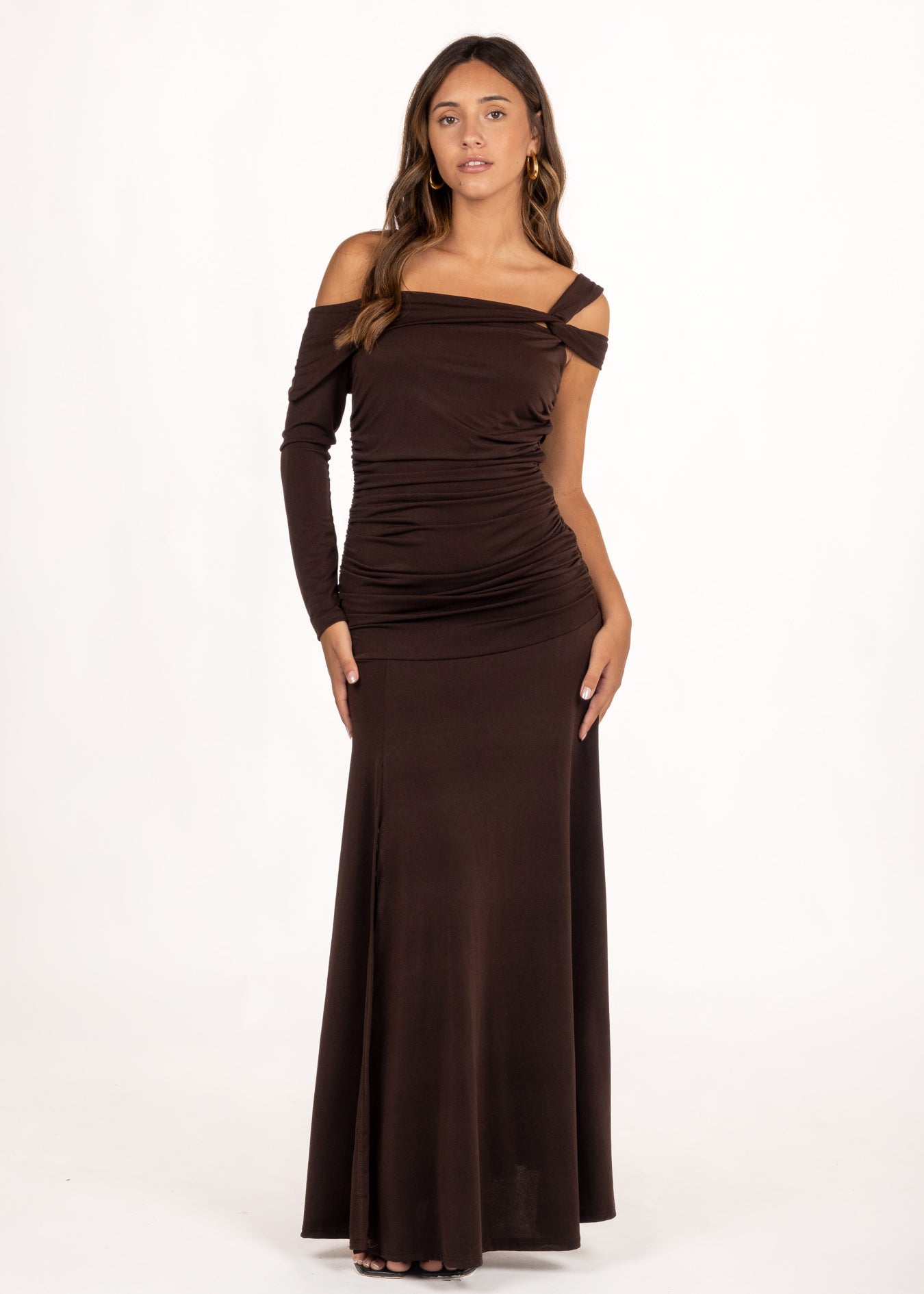 El Vestido Ovara Marrón es perfecto para tus eventos especiales, combinando estilo y comodidad. Cuenta con un escote asimétrico de manga larga, doble tirante cruzado y frunces en los laterales que realzan tu figura de forma natural. La abertura en el bajo le da un toque de movimiento y frescura. Ideal como vestido de graduación o vestido de invitada de otoño para looks cómodos y con estilo.