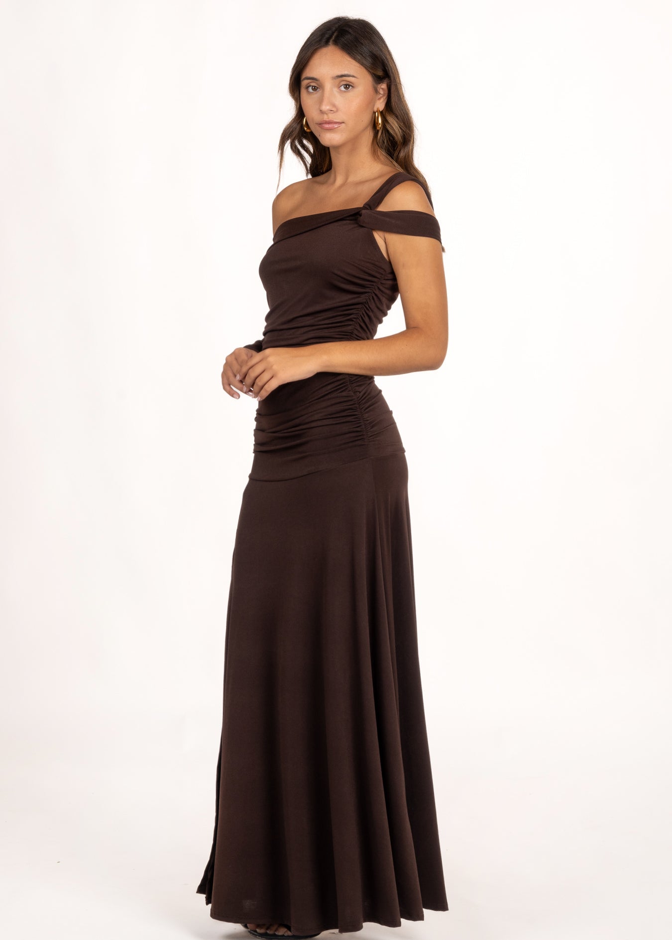 El Vestido Ovara Marrón es perfecto para tus eventos especiales, combinando estilo y comodidad. Cuenta con un escote asimétrico de manga larga, doble tirante cruzado y frunces en los laterales que realzan tu figura de forma natural. La abertura en el bajo le da un toque de movimiento y frescura. Ideal como vestido de graduación o vestido de invitada de otoño para looks cómodos y con estilo.