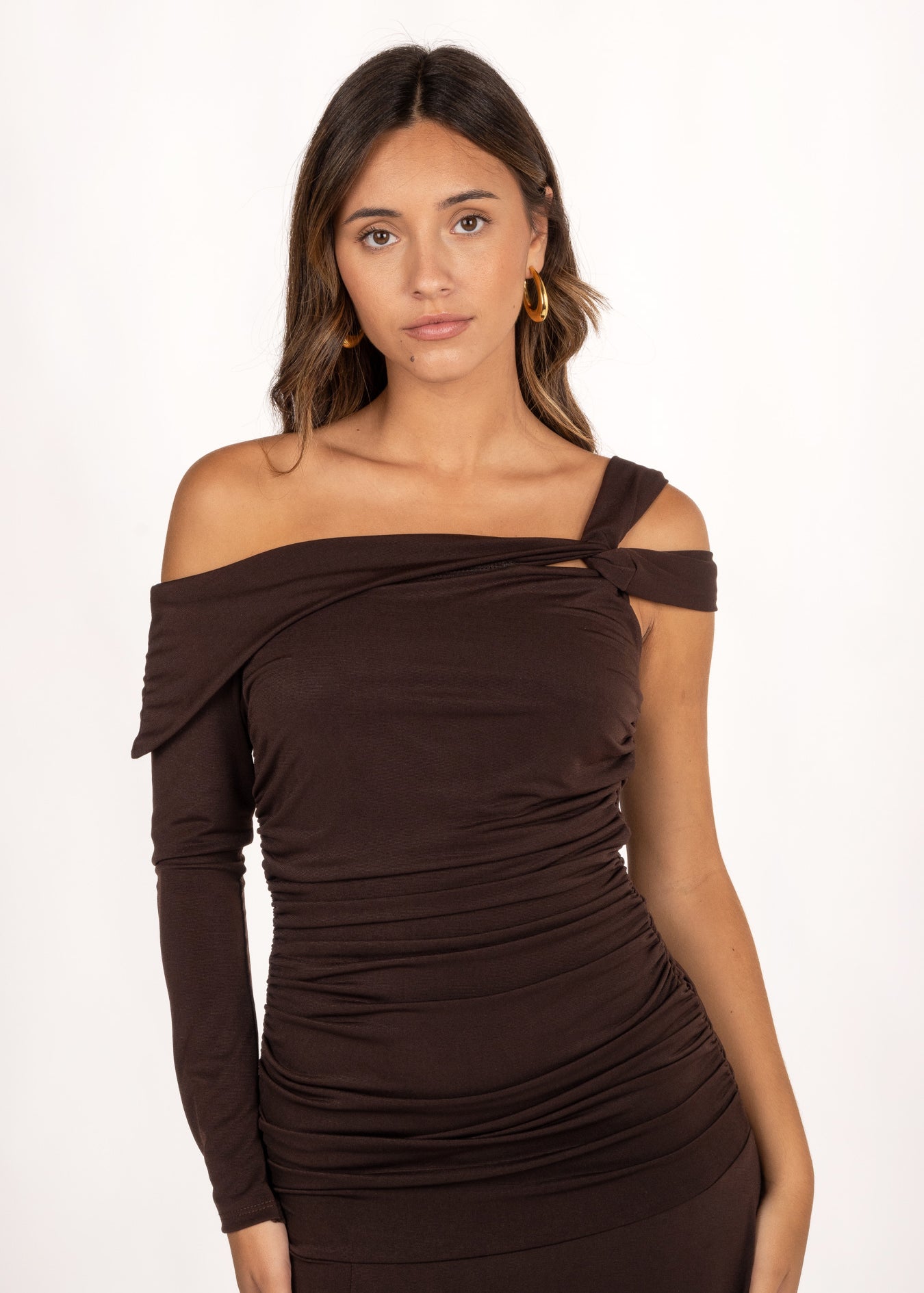 El Vestido Ovara Marrón es perfecto para tus eventos especiales, combinando estilo y comodidad. Cuenta con un escote asimétrico de manga larga, doble tirante cruzado y frunces en los laterales que realzan tu figura de forma natural. La abertura en el bajo le da un toque de movimiento y frescura. Ideal como vestido de graduación o vestido de invitada de otoño para looks cómodos y con estilo.