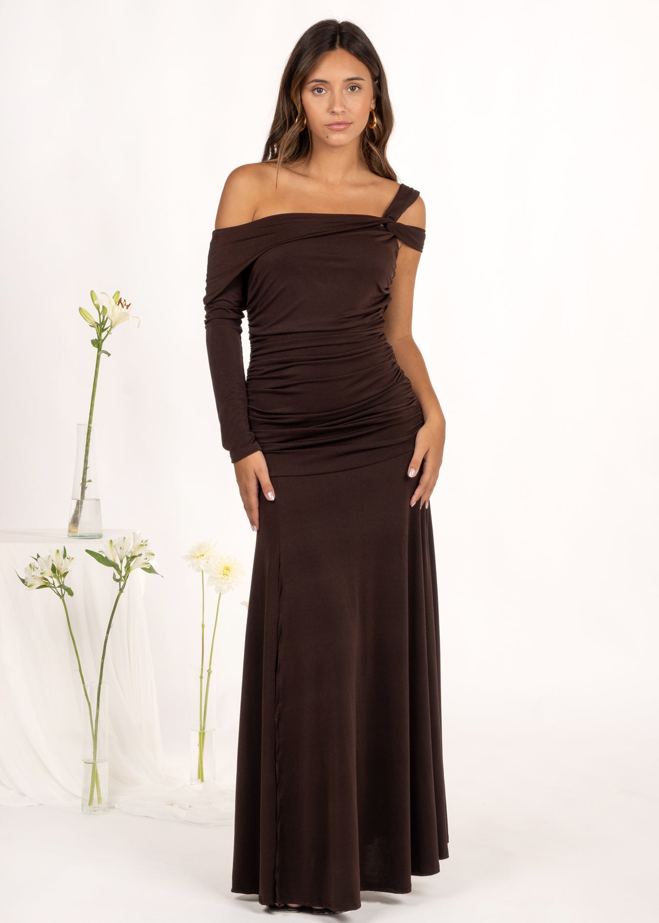 El Vestido Ovara Marrón es perfecto para tus eventos especiales, combinando estilo y comodidad. Cuenta con un escote asimétrico de manga larga, doble tirante cruzado y frunces en los laterales que realzan tu figura de forma natural. La abertura en el bajo le da un toque de movimiento y frescura. Ideal como vestido de graduación o vestido de invitada de otoño para looks cómodos y con estilo.