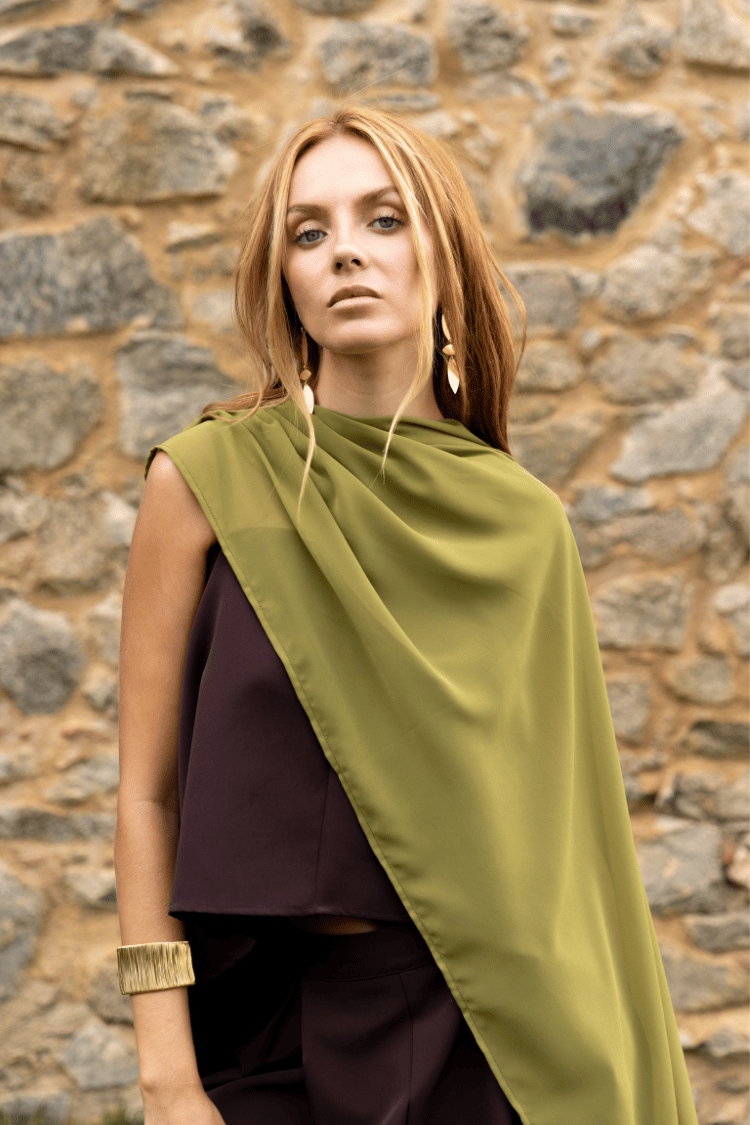 Chal Verde de gasa drapeado sobre look de invitada en tonos marrones
