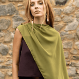Chal Verde de gasa drapeado sobre look de invitada en tonos marrones