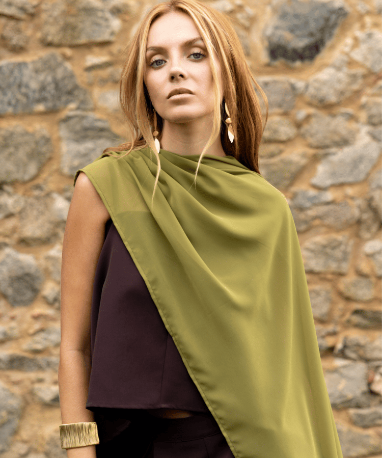 Chal Verde de gasa drapeado sobre look de invitada en tonos marrones