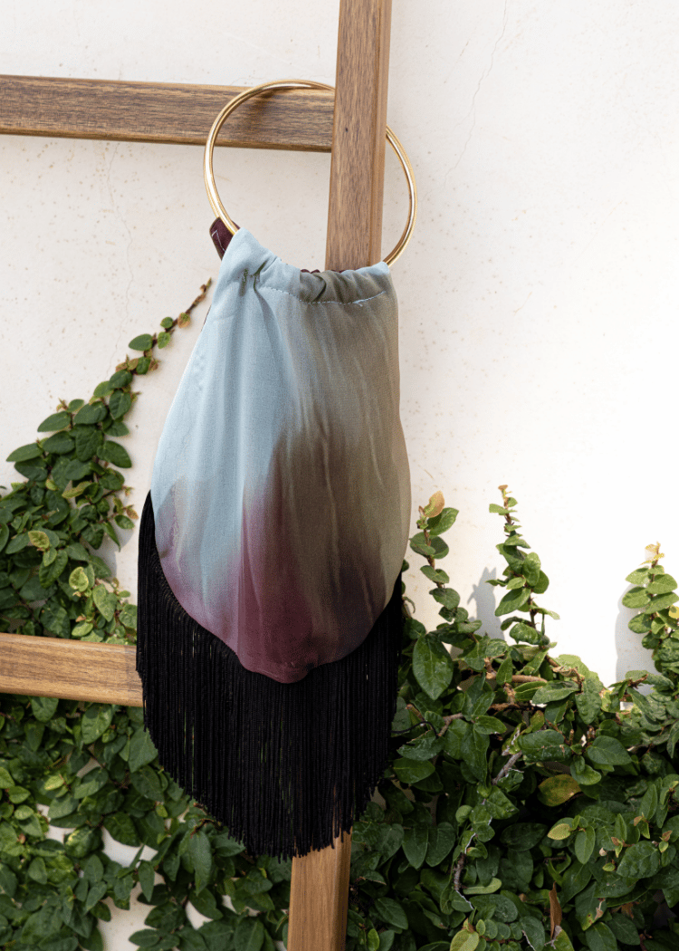 Bolso Deriva, vista de detalle del estampado y los flecos