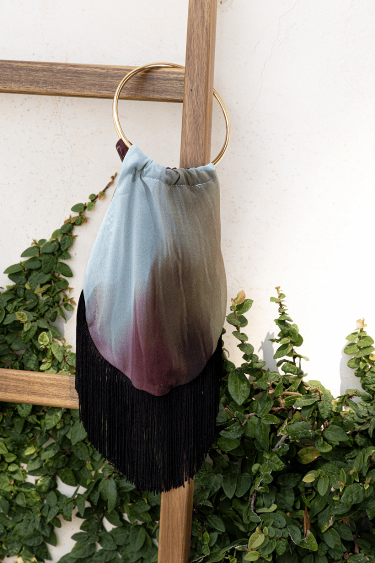 Bolso Deriva, vista de detalle del estampado y los flecos