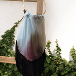 Bolso Deriva, vista de detalle del estampado y los flecos