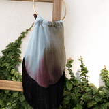 Bolso Deriva, vista de detalle del estampado y los flecos