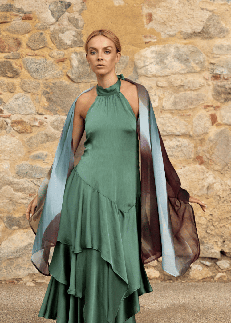 Chal Deriva estampado drapeado sobre vestido verde de invitada