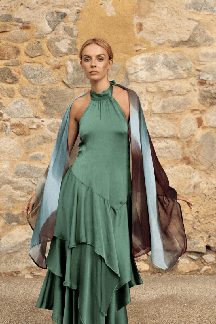 Chal Deriva estampado drapeado sobre vestido verde de invitada