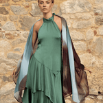 Chal Deriva estampado drapeado sobre vestido verde de invitada