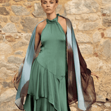 Chal Deriva estampado drapeado sobre vestido verde de invitada