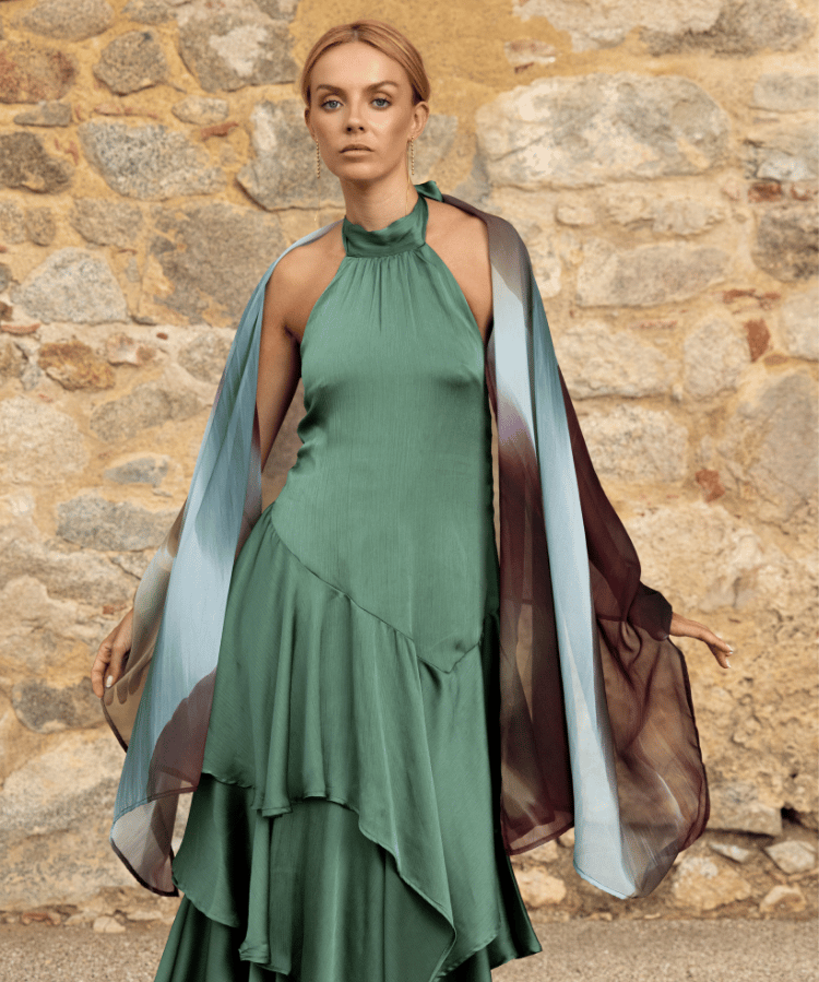 Chal Deriva estampado drapeado sobre vestido verde de invitada