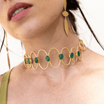 Detalle del choker Deriva Verde combinado con pendientes dorados a juego