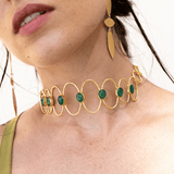 Detalle del choker Deriva Verde combinado con pendientes dorados a juego