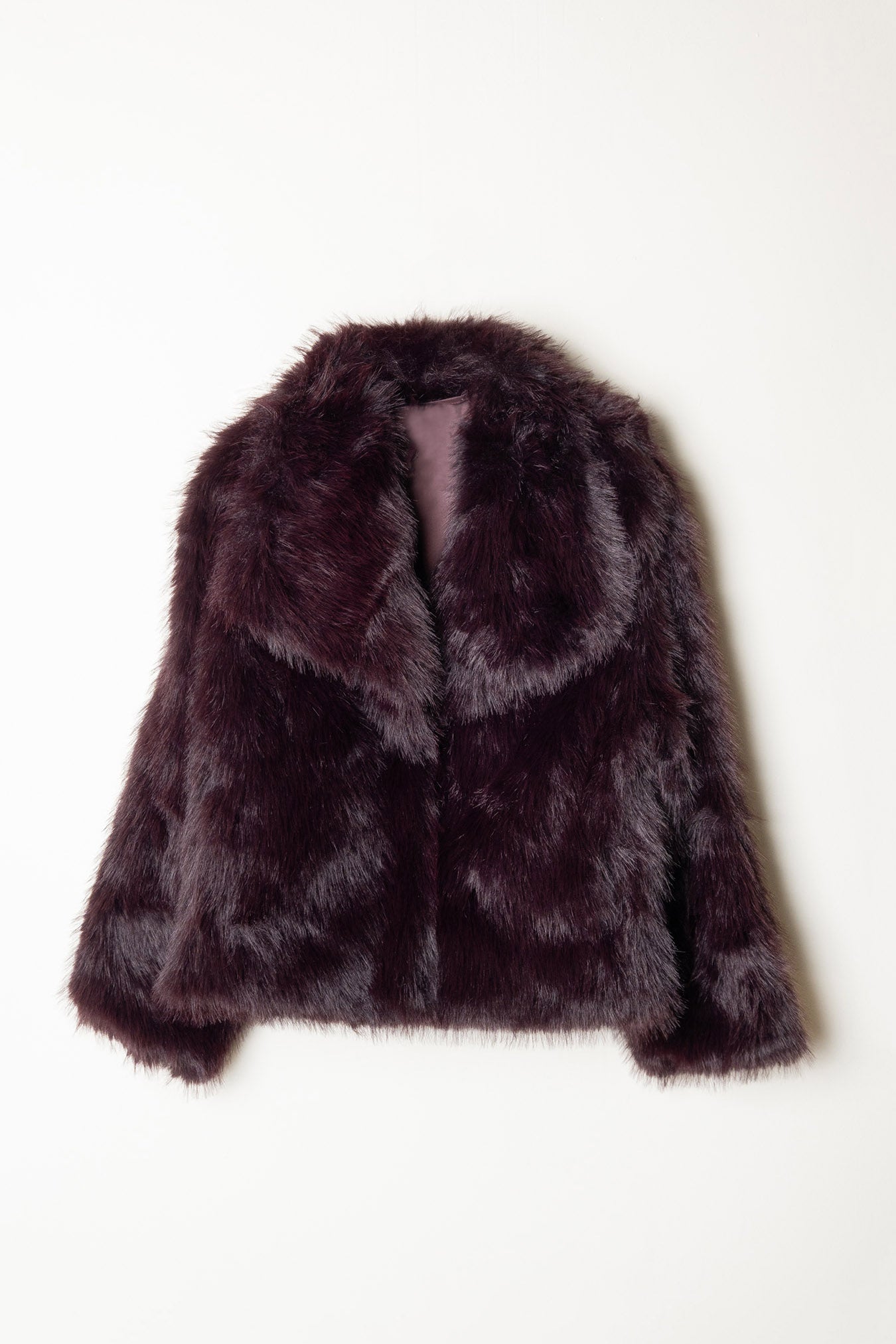 Abrigo de pelo burdeos mujer.  Abrigo de fiesta invierno