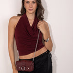 Bolso granate pequeño con cadena extraíble, estilo elegante. Es ideal para tus looks de fiesta.