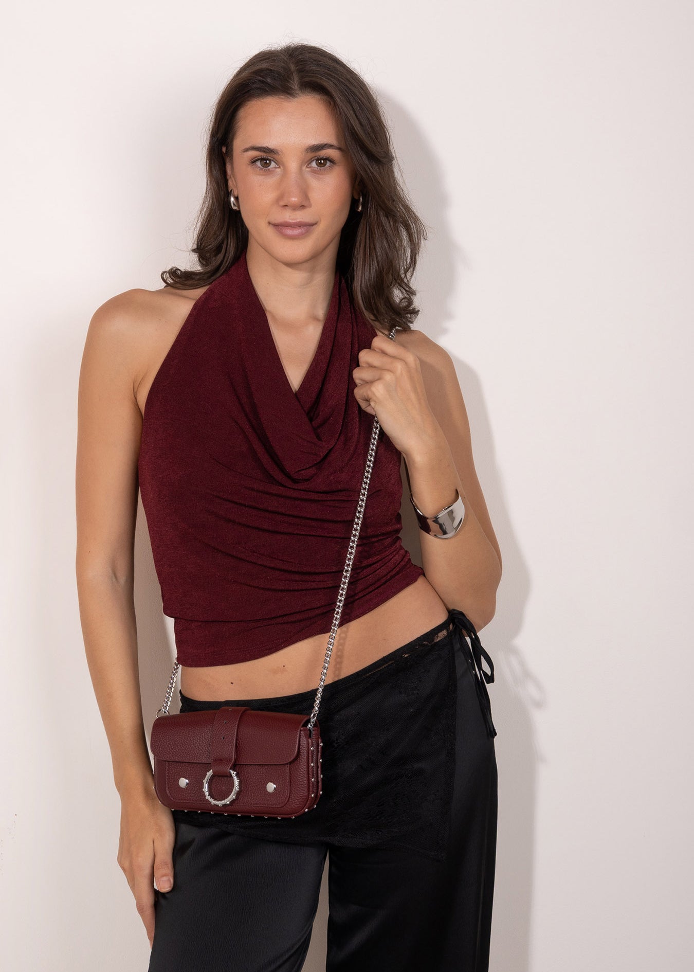 Bolso granate pequeño con cadena extraíble, estilo elegante. Es ideal para tus looks de fiesta.