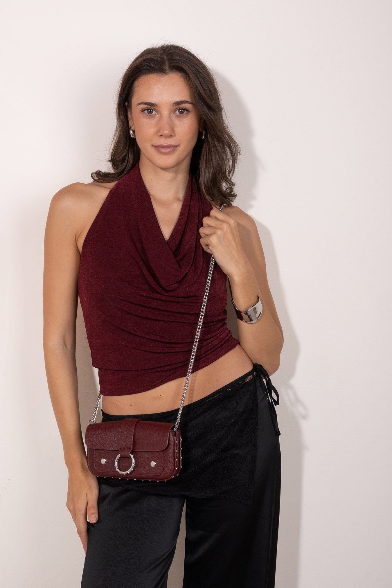 Bolso granate pequeño con cadena extraíble, estilo elegante. Es ideal para tus looks de fiesta.