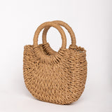 Vista lateral del bolso de rafia camel con asas circulares.