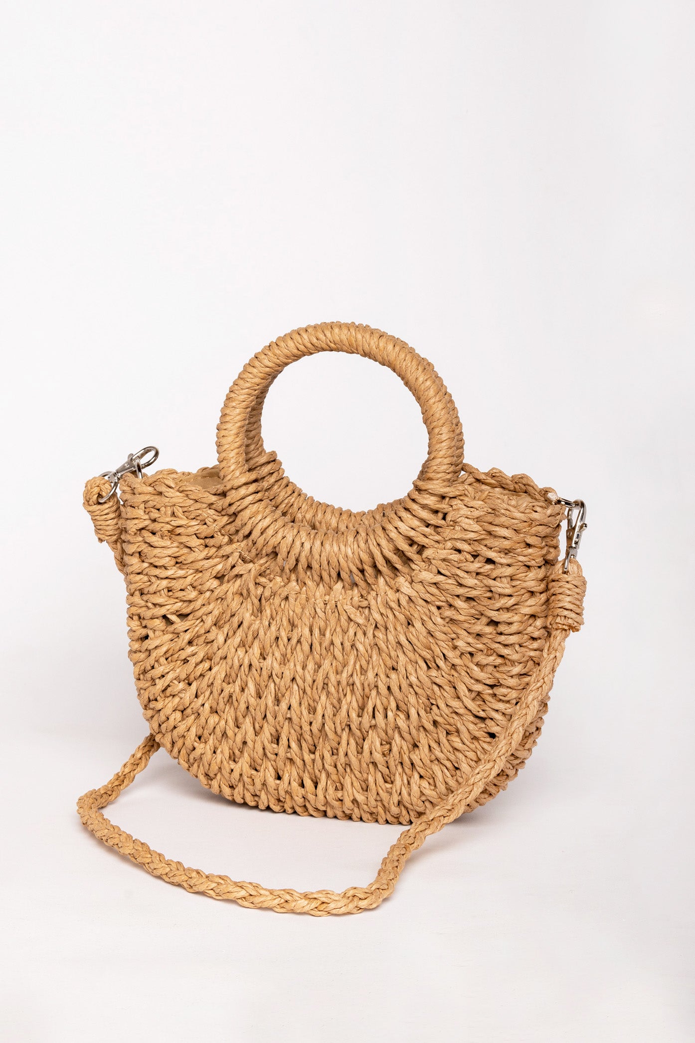Bolso de rafia camel con bandolera desmontable trenzada y asas redondas.