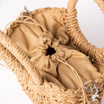 Interior del bolso de rafia camel con cierre de saco ajustable en tela.
