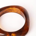  “Brazalete Regina Ámbar fotografiado de perfil, mostrando su forma geométrica cuadrada y acabado brillante.”