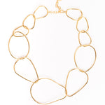 Collar dorado con eslabones irregulares sobre fondo blanco, mostrando el diseño completo.