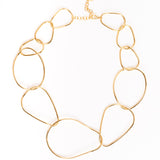 Collar dorado con eslabones irregulares sobre fondo blanco, mostrando el diseño completo.