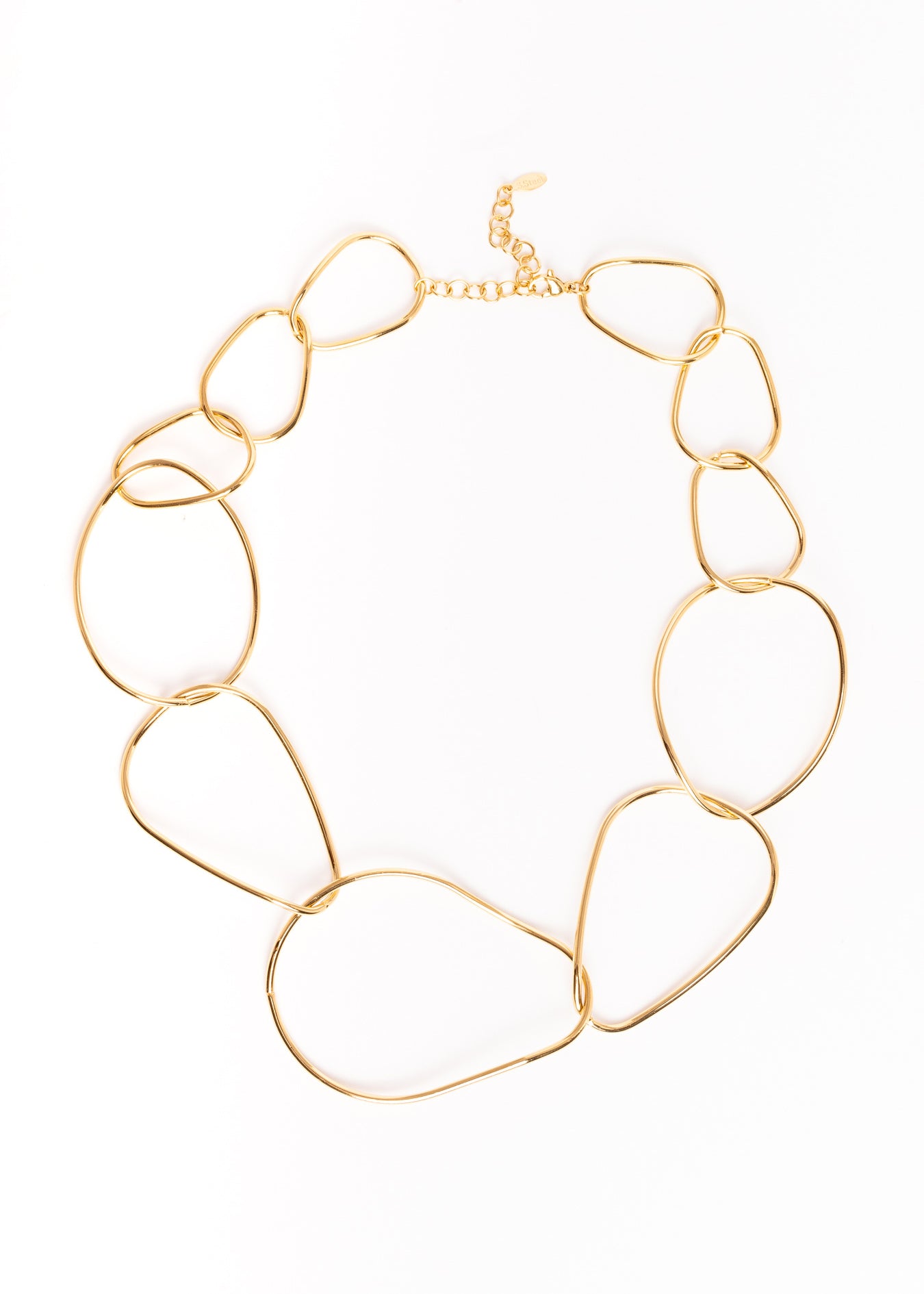 Collar dorado con eslabones irregulares sobre fondo blanco, mostrando el diseño completo.