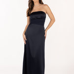 Vista frontal del vestido Eleonor azul noche, mostrando el corte sofisticado y caída fluida.