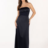 Vista frontal del vestido Eleonor azul noche, mostrando el corte sofisticado y caída fluida.