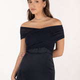 Vestido Eleonor azul noche en posición escote bardot, mostrando la versatilidad del diseño multiposición.