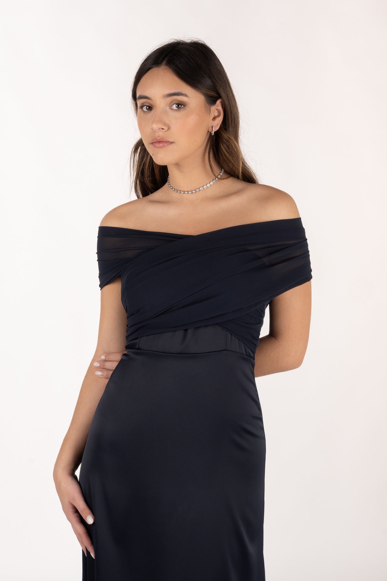 Vestido Eleonor azul noche en posición escote bardot, mostrando la versatilidad del diseño multiposición.