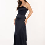 Vista lateral del vestido Eleonor azul noche, destacando la silueta favorecedora.