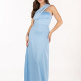 Vista frontal de modelo con vestido largo color celeste con fulares de gasa atados al cuello