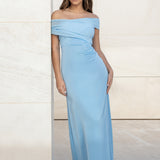 Vista frontal de modelo con vestido largo color celeste con fulares de gasa atados a los hombros.