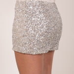 Minifalda de lentejuelas plateadas, skort: una prenda versátil que combina el glamour de una minifalda con la comodidad de un short.  Perfecto para salidas nocturnas, fiestas o eventos especiales.