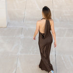 Vista alternativa del vestido Icon marrón, ideal para eventos especiales.