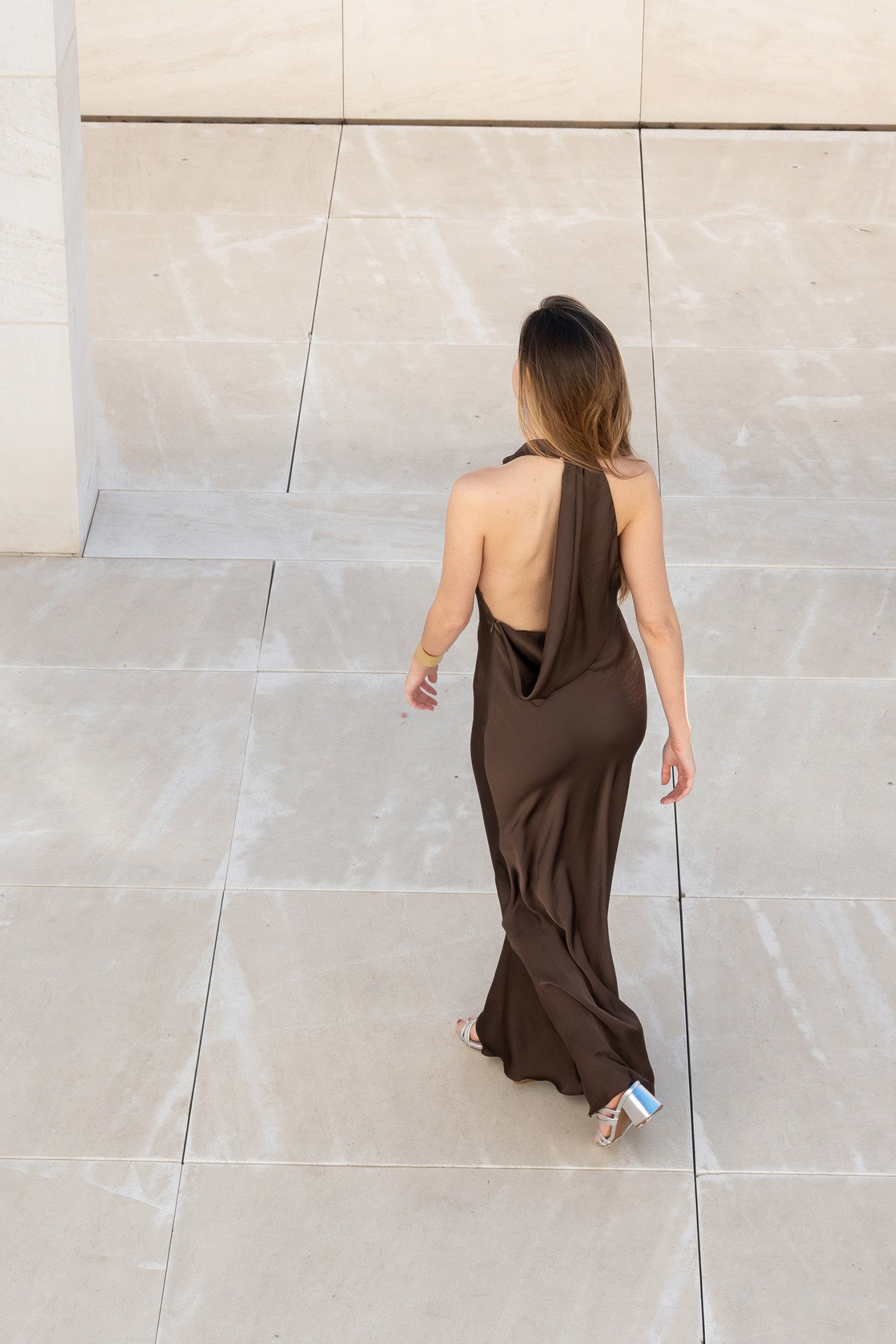 Vista alternativa del vestido Icon marrón, ideal para eventos especiales.
