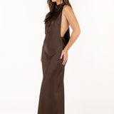 Vista lateral del vestido Icon marrón, destacando la caída fluida y línea recta.