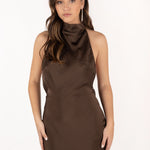 Detalle del escote halter del vestido Icon marrón, mostrando el diseño sofisticado.