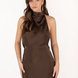 Detalle del escote halter del vestido Icon marrón, mostrando el diseño sofisticado.