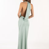 Vista posterior de modelo con vestido largo color menta de satén y espalda descubierta.
